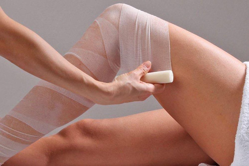 Trattamento corpo con bendaggi drenanti applicati sulle gambe