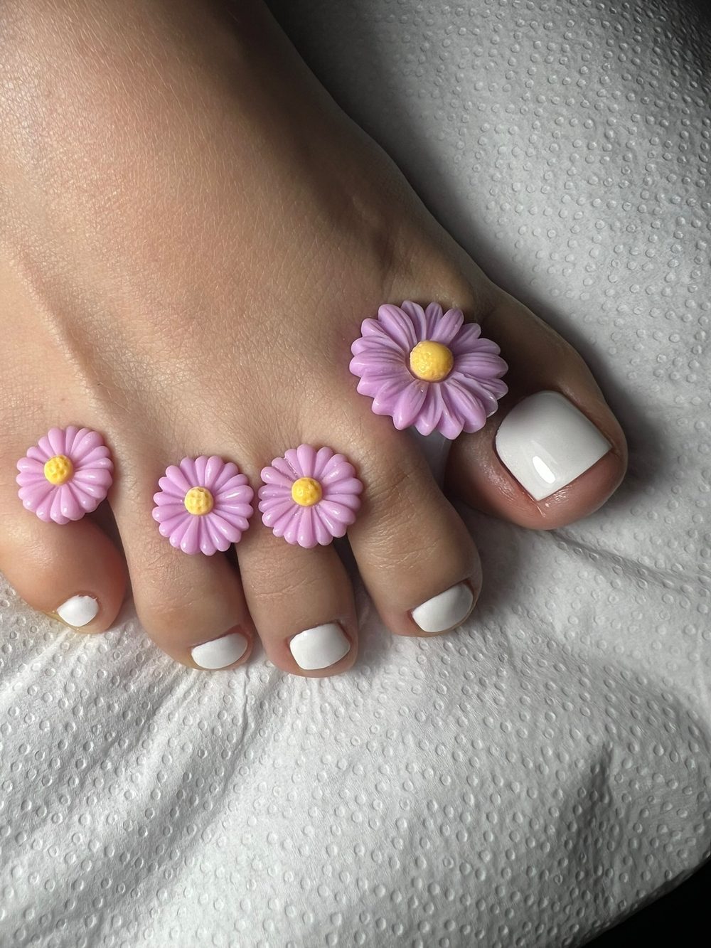 Pedicure con smalto semipermanente bianco e nail art a fiori