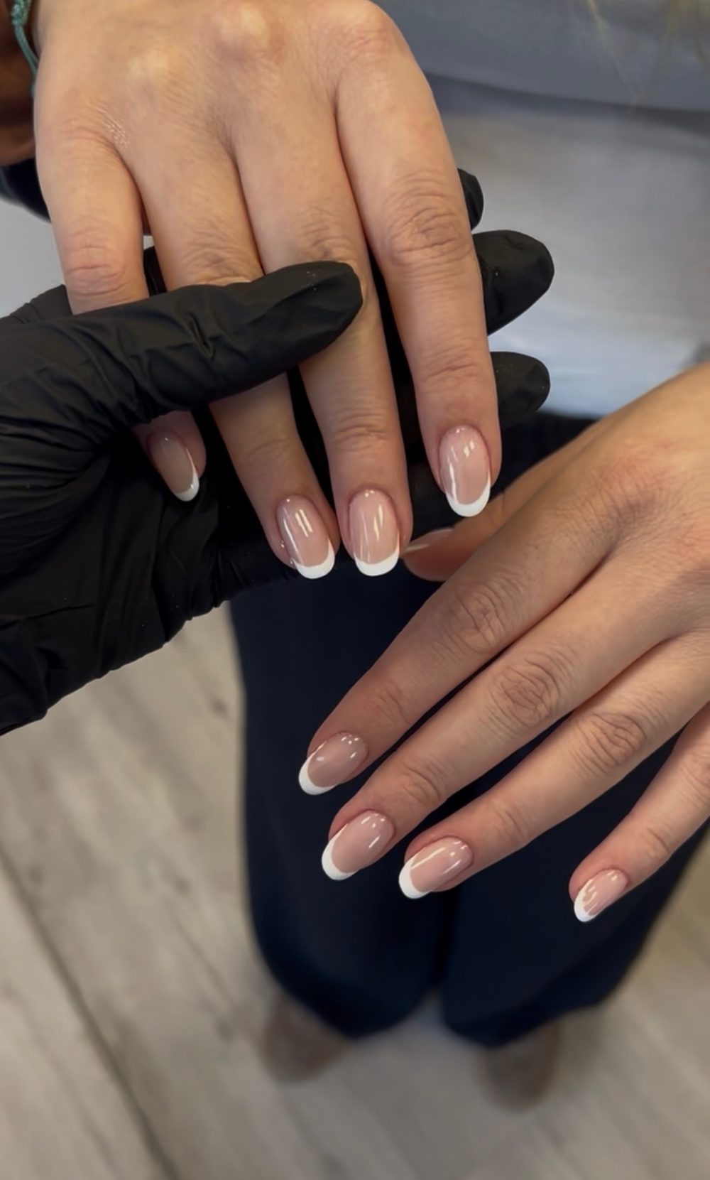 Manicure con smalto semipermanente french realizzata da Unique Beauty Lab