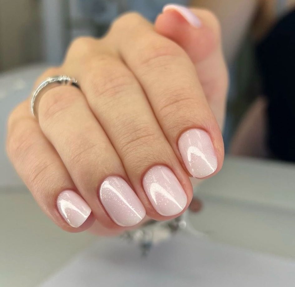 Manicure con semipermanente effetto perlato lucido su unghie corte